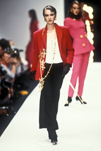 ChristianDior1993WomenRTW109.thumb.jpg.16fe9a91eb8fe00f1e81ef6ac3cfe8f6.jpg