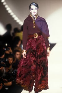 ChristianDior1993WomenRTW119.thumb.jpg.f13e5ebb11bd05d90ccb5ca9ab0497b8.jpg