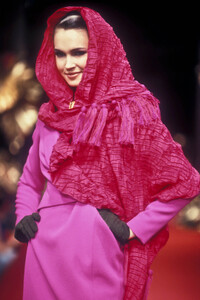 ChristianDior1994HauteCouture21.thumb.jpg.d0791f43fd67e669cd0c9c84d67ff293.jpg