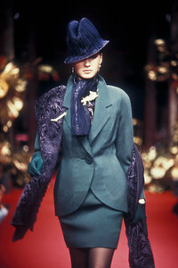 ChristianDior1994HauteCouture72.thumb.jpg.49ab3736ad7c5fe03fb386e7e1c1b509.jpg