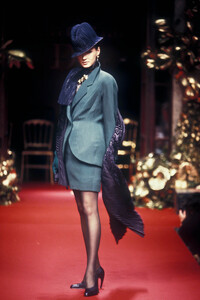 ChristianDior1994HauteCouture73.thumb.jpg.030703cb8a3044e9892b2cedc7bbf49a.jpg