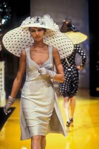 ChristianDior1995HauteCouture18.thumb.jpg.e3d89d6afc88feb0867be6a54c5b3a21.jpg