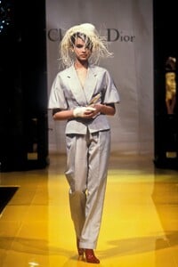 ChristianDior1995HauteCouture31.thumb.jpg.a19f0d747b0e7497ad746ee2ef6dda04.jpg