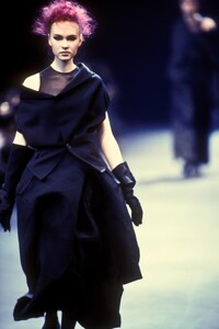 CommedesGarcons1992WomenRTW16.thumb.jpg.8524f248ce342b93dc1bd1dd75787c99.jpg