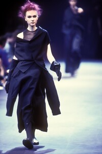 CommedesGarcons1992WomenRTW68.thumb.jpg.b83bacb40af3b96020880c718c2eb612.jpg