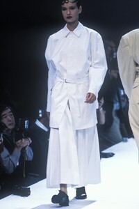 CommedesGarcons1995WomenRTW32.thumb.jpg.d94fbb549898a6e7e83fcaf8b3a0f7c3.jpg