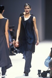 CommedesGarcons1995WomenRTW71.thumb.jpg.804b913d32573f1156fe1921bb80559a.jpg