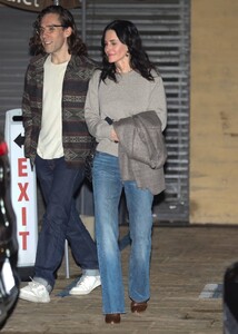 Courteney-Cox---Seen-with-friends-at-Nobu-Restaurant-in-Malibu-02.jpg