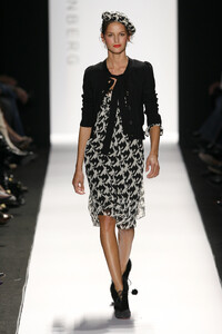 DianevonFurstenberg2006WomenRTW39.thumb.jpg.9e07635c26f8cdb37c42522e69919343.jpg