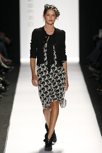 DianevonFurstenberg2006WomenRTW40.thumb.jpg.58ed4980ba66056b8d033a65ccbad358.jpg