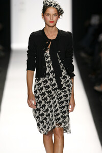 DianevonFurstenberg2006WomenRTW41.thumb.jpg.3c2dfab4e0a76f92a069b464eac73ce2.jpg