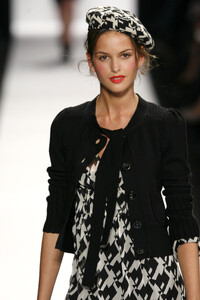 DianevonFurstenberg2006WomenRTW42.thumb.jpg.ea023ef9028be5d22d8be1cc9ff55045.jpg