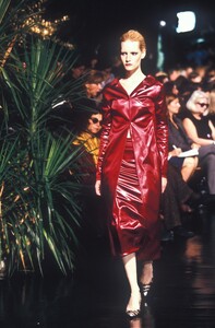 DolceGabbana1999WomenRTW55.thumb.jpg.a7f0d1a419c2708b3cacdbea7cc1887d.jpg