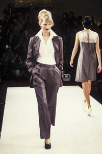 DriesVanNoten1995WomenRTW4.thumb.jpg.9e289edee1ee119eb34c497207464bbd.jpg