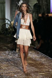 Dsquared22006WomenRTW69.thumb.jpg.6e20b063895dfb1c43bb7049b5cf26c5.jpg