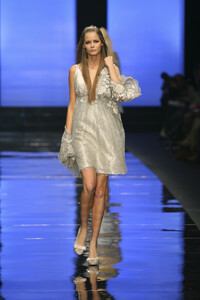 ElieSaab2007HauteCouture31.thumb.jpg.cdedee4387605293d4c503f5e0b5fa15.jpg