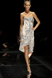 ElieSaab2008HauteCouture100.thumb.jpg.7eeae26534105f8794e4f519b21c1abd.jpg