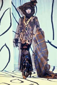 EmanuelUngaro1993HauteCouture27.thumb.jpg.c93f49de1243194df200631fbe4ecfa8.jpg