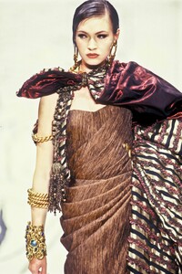 EmanuelUngaro1993HauteCouture36.thumb.jpg.2ac1b106529bccfb897e2f9fadf5f171.jpg