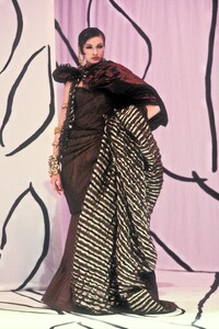 EmanuelUngaro1993HauteCouture37.thumb.jpg.3425732f14a65f06fc376416f9c254f4.jpg