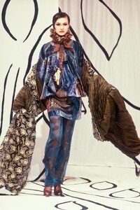 EmanuelUngaro1993HauteCouture45.thumb.jpg.979478bb7feb75e8c913fab0c33bd06d.jpg