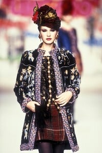 EmanuelUngaro1994HauteCouture21.thumb.jpg.8e17ef284485ae3f523c6e1e6058dbd1.jpg