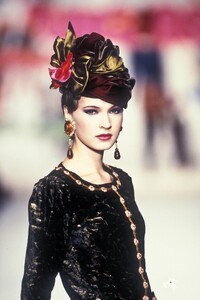 EmanuelUngaro1994HauteCouture22.thumb.jpg.3af1400b2cbc3b9c658568eb86655b9c.jpg