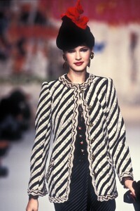 EmanuelUngaro1994HauteCouture39.thumb.jpg.3a17e1bf0008992756e5e918b8c379d6.jpg