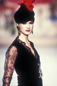 EmanuelUngaro1994HauteCouture41.thumb.jpg.4a9e0cc02249a1edf58b0a663f647126.jpg