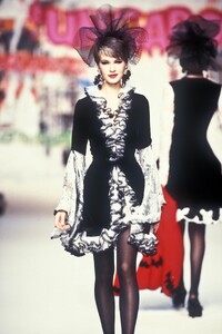 EmanuelUngaro1994HauteCouture85.thumb.jpg.45c5d030075aee6f64d17e26e0cbb66e.jpg