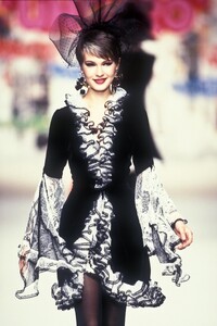 EmanuelUngaro1994HauteCouture86.thumb.jpg.8037387455aae037dbc4e9a9a08aef32.jpg