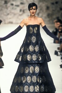 EmanuelUngaro1995HauteCouture124.thumb.jpg.c75005ecb84c80f0cc392447cec9dc66.jpg