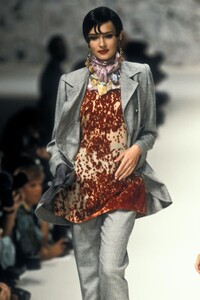 EmanuelUngaro1995HauteCouture13.thumb.jpg.2d8104a43db88262b5911571c9f72c55.jpg