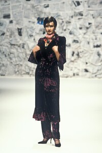 EmanuelUngaro1995HauteCouture5.thumb.jpg.d8b230796aac7501c41f43b9ba004ddf.jpg