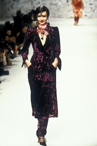 EmanuelUngaro1995HauteCouture6.thumb.jpg.0dcca6a868625c23ecd10fb478d7bb1e.jpg