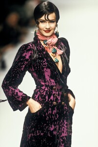 EmanuelUngaro1995HauteCouture8.thumb.jpg.d8e21cc431012d57621093f2a6f536a8.jpg