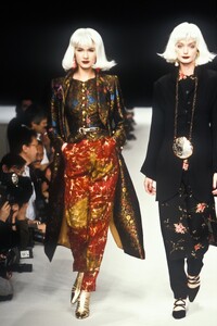 EmanuelUngaro1995WomenRTW114.thumb.jpg.325977d45e3ca7b45661cd81e2c9a29c.jpg
