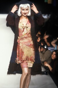 EmanuelUngaro1995WomenRTW147.thumb.jpg.17d66d0fb839b5404e5047768344686c.jpg