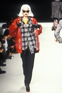 EmanuelUngaro1995WomenRTW41.thumb.jpg.a0eea0908ee09c28c790de67115c54f1.jpg