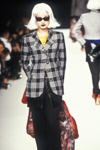 EmanuelUngaro1995WomenRTW42.thumb.jpg.2684047b0cb57dfa479c453a646dd8d5.jpg