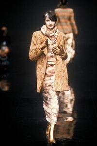 EmanuelUngaro1996WomenRTW150.thumb.jpg.2be45e019c64bca4b537a26fd6b053b0.jpg
