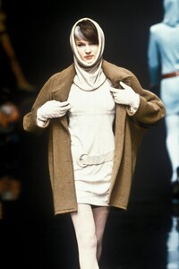EmanuelUngaro1996WomenRTW16.thumb.jpg.38e1aebad529b5170db6f02788c70157.jpg
