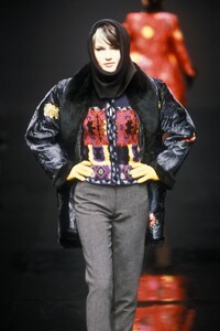 EmanuelUngaro1996WomenRTW76.thumb.jpg.ac1c503cc062a6b696a0d9813a1fbee4.jpg