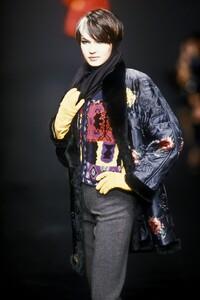 EmanuelUngaro1996WomenRTW77.thumb.jpg.60235a5c5842fd213efdad9c3a000201.jpg