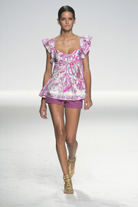 EmilioPucci2006WomenRTW60.thumb.jpg.214900074028d4767814755f0ee03a4e.jpg