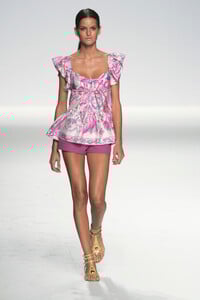 EmilioPucci2006WomenRTW61.thumb.jpg.500f8cea068258cda85d40b2b645a881.jpg