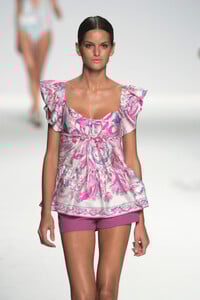 EmilioPucci2006WomenRTW62.thumb.jpg.b6ab28db9efdde6a1f4b55b795195fde.jpg
