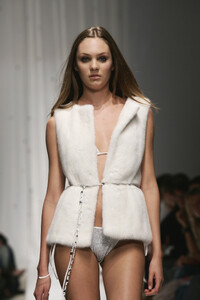 Fisico2006WomenRTW127.thumb.jpg.9e733f4c557af8793f76cdee1ab6eeb8.jpg
