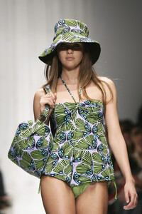 Fisico2006WomenRTW31.thumb.jpg.1bf8eb675bee083e3c0fc61ded1a429c.jpg