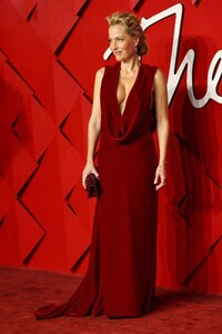 GillianAnderson2023TheFashionAwards2.jpg